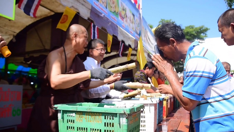 เพชรบูรณ์ – วัดเขาโป่งนกเป้า เผาข้าวหลาม 15,000 กระบอกสูตรโบราณ แจกรับงานบุญกฐิน