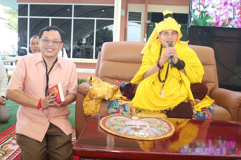 บริษัท อาร์ที อะกริเทค จำกัด นิมนต์ “พระครูบาบุญชุ่ม ญานส่วโร” มาพระธรรมเทศนา โดยมีสาธุชนจากทั่วสารทิศเข้ารับฟังธรรมนับหมื่นคน