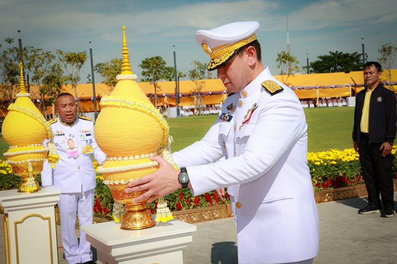 ‘รศ.ดร.ดวงฤทธิ์’ วางพานพุ่มดอกไม้ถวายราชสักการะพระบรมราชานุสาวรีย์ ในหลวง ร.9