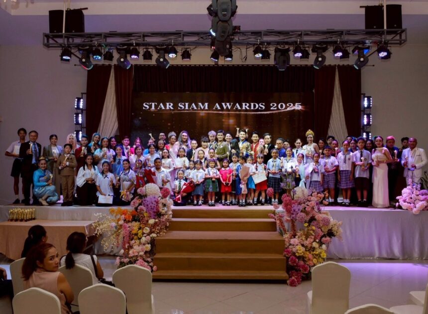 งานประกาศผลรางวัล STAR SIAM AWARD 2025 ครั้งที่ 1 ศิลปิน ดารา นักแสดง และบุคคลสำคัญหลายวงการแห่รับรางวัล รวมถึงเหล่าเยาวชนต้นแบบ และแฟนคลับเข้าร่วมแสดงความยินดีอย่างคับคั่ง