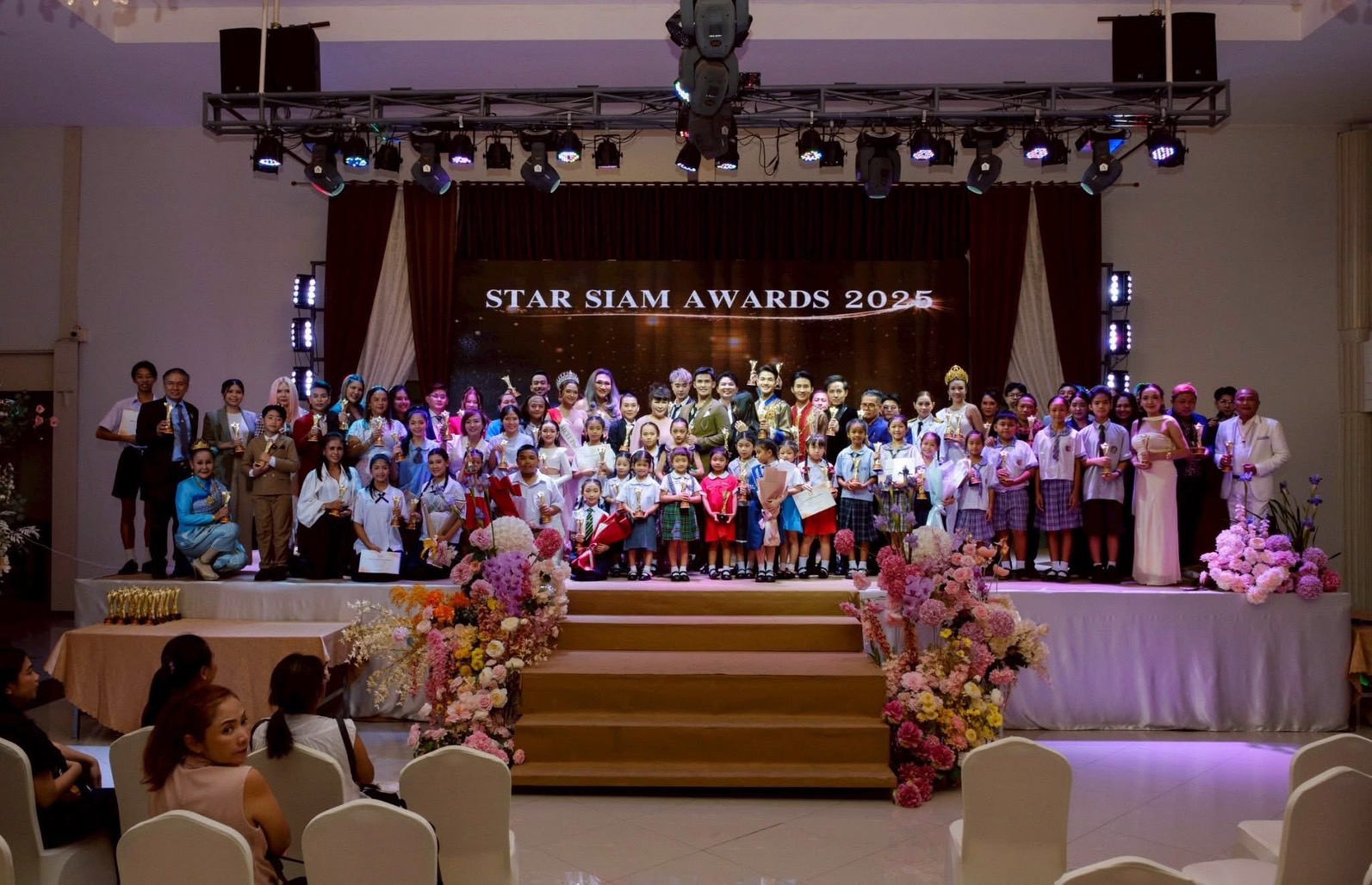งานประกาศผลรางวัล STAR SIAM AWARD 2025 ครั้งที่ 1 ศิลปิน ดารา นักแสดง และบุคคลสำคัญหลายวงการแห่รับรางวัล รวมถึงเหล่าเยาวชนต้นแบบ และแฟนคลับเข้าร่วมแสดงความยินดีอย่างคับคั่ง