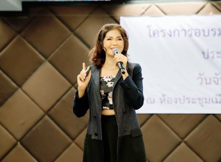 เอ๊ะ พิมพ์ชฎา แบ่งปันความรู้เรื่องของบุคลิกภาพให้แก่กลุ่มสตรี เสริมสร้างทัศนคติเชิงบวก